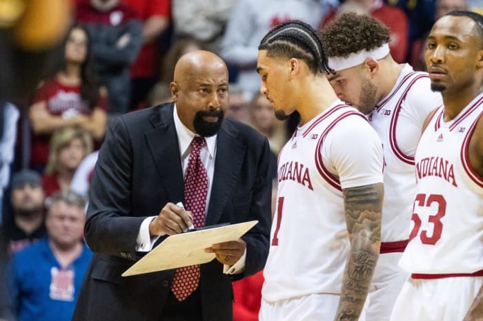 Coach Mike Woodson and guard Jalen Hood-Schifino (1) in the second half against the Michigan Wolverines.